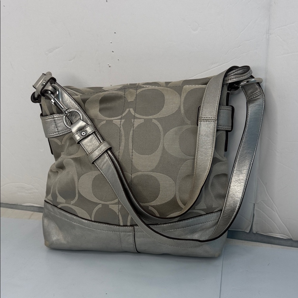 Stylish Gray Shoulder Bag - Picture 4 of 9